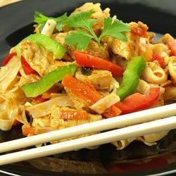 Широкая рисовая лапша с пряной курицей