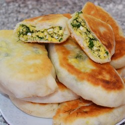 Жареные пирожки с яйцом и зеленью на дрожжах | Готовим вкусно и по-домашнему
