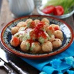 Фрикадельки из булгура под йогуртовым соусом