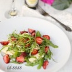 Салат из клубники, теплого сулугуни и рукколы
