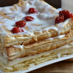 Торт «Наполеон» из готового слоеного теста дрожжевого и бездрожжевого - рецепты с заварным и белковым кремом