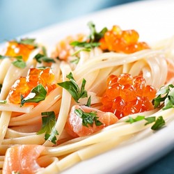 Удон с икрой и сливочным лососем