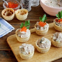 Тарталетки с тунцом – рецепты закуски из консервы с яйцом, творожным сыром и икрой