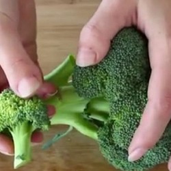 Раньше я всегда выбрасывала толстые стебли, отрезая лишь соцветия брокколи... Но теперь!