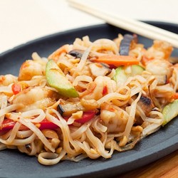 Удон с морепродуктами и овощами в соусе терияки