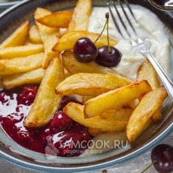 Картошка фри с вишневым соусом и взбитыми сливками — рецепт с фото