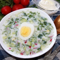 Окрошка с редисом на кефире. Ингредиенты: огурцы, яйца, картофель