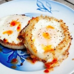 Яичница в луковых колечках