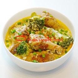 Куриные крылышки с овощами тушеные в сливочно сметанном соусе