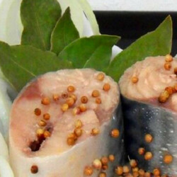 Скумбрия по вкусу как красная рыба: секрет в особом маринаде!