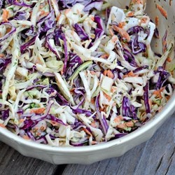 Вкусные и полезные рецепты капустных салатов. Как приготовить салат с капустой к праздничному столу?