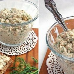 Очень вкусный селедочный паштет. С черным хлебушком — это что-то!