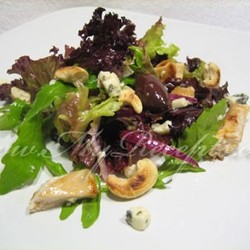 Салат с сыром с плесенью и маслинами