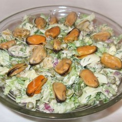 Салат с мидиями и салатом айсберг