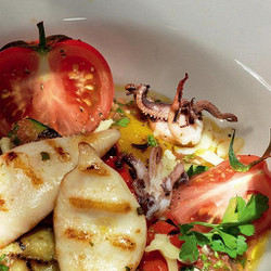 Салат с кальмарами, овощами и копченым сыром. Видеорецепт