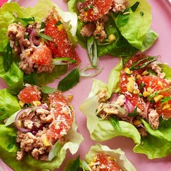 Врапы со свининой и грейпфрутовой сальсой