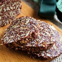 Шоколадное салями с орехами и кунжутом — волшебный десерт! - fav0ritka77.ru