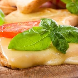 Горячие бутерброды на сковороде: рецепты с фото