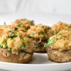 Фаршированные грибы в духовке, рецепты с разными начинками, видео