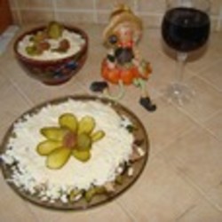 Салат с морской капустой и печенью трески