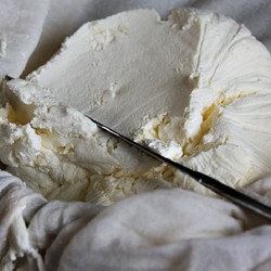 Мягкий сыр маскарпоне своими руками. Частичка Италии на твоем столе.