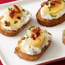 Тосты с грушей и голубым сыром