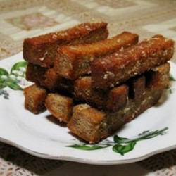 Гренки из черного хлеба с чесноком.