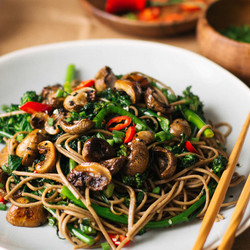 Гречневая лапша с грибами и брокколи в соусе терияки - The-Challenger.ru