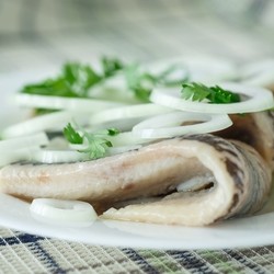 Как солить селёдку целиком в домашних условиях: рецепты