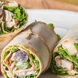 Закуска из лаваша с красной рыбой, сыром, курицей и корейской морковью