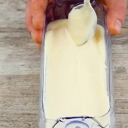 Свекровь разрезала 2 пластиковые бутылки и наполнила их... в итоге все облизывали пальцы!