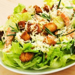 Рецепты приготовления салатов с курицей, сухариками и другими ингредиентами