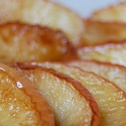 Печеные яблоки на сковороде с корицей (94 ккал на 100 грамм)