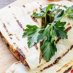 Кесадилья с курицей и овощами - рецепты с сыром, грибами и беконом