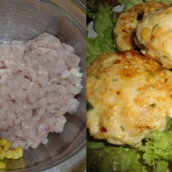 Рубленые куриные котлеты с кукурузой. Хорошо держат форму, даже на праздничный стол подать не стыдно.