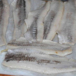 Соленая селедка с перцем и майонезом