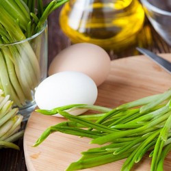 7 рецептов салатов с черемшой (на каждый день недели)