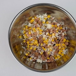 Салат с тунцом, рисом и овощами