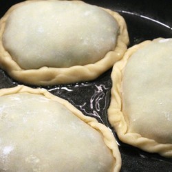 Не просто отбивная: тонкое поджаристое тесто, сочное мясо и шпинат