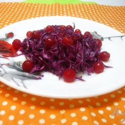 Салат с краснокачанной капустой и смородиной - пошаговый рецепт с фото