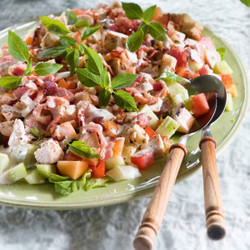 “Цезарь” с курицей и беконом