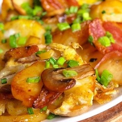 Жареный картофель с грибами и беконом