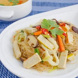 Вегетарианский салат с фунчозой