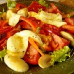 Салат из сулугуни с овощами