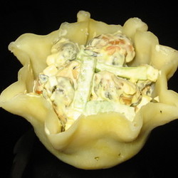 Салат из мидий в сырной корзиночке