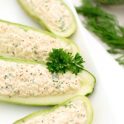 Салат из тунца в огуречных лодочках