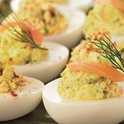 25 вариантов начинки для самого простого в приготовлении блюда – фаршированных яиц.