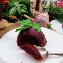 Свекольный сорбет с бородинским хлебом. Ингредиенты: свекла вареная, хлеб бородинский, лук репчатый