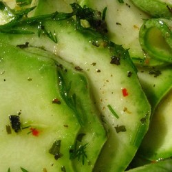 Девочки, пора мариновать кабачки! Закуска, которая сметается со стола в два счета.