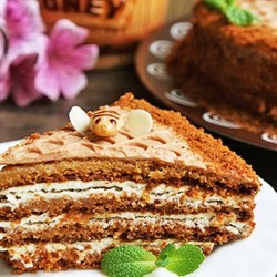 Классический медовик со сметанным, заварным, сливочным кремом - рецепты на сковороде или в мультиварке